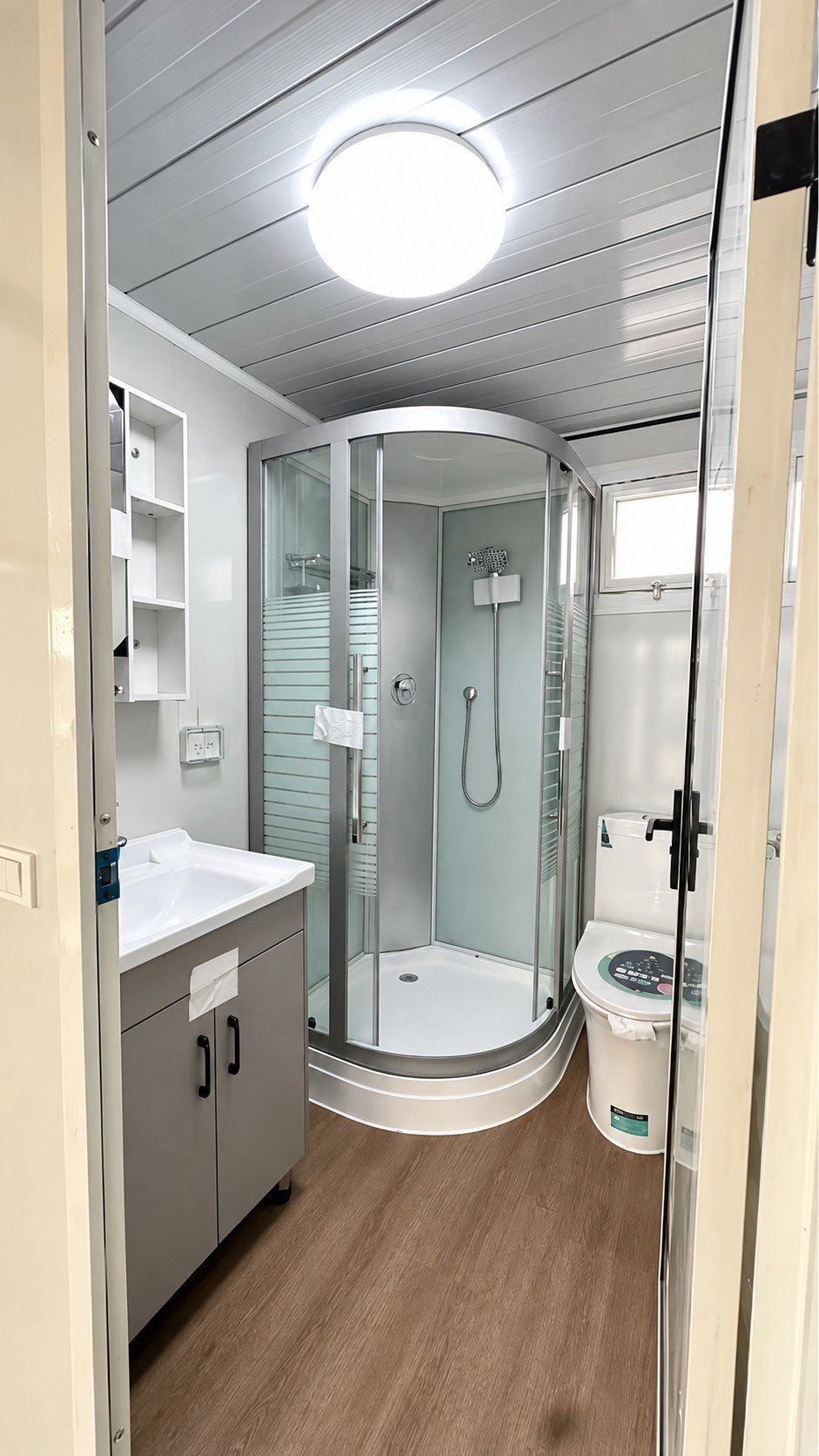 Primer ejemplo de baño del proveedor. Cabina, revestimiento y accesorios hay que contrastarlos con el presupuesto.