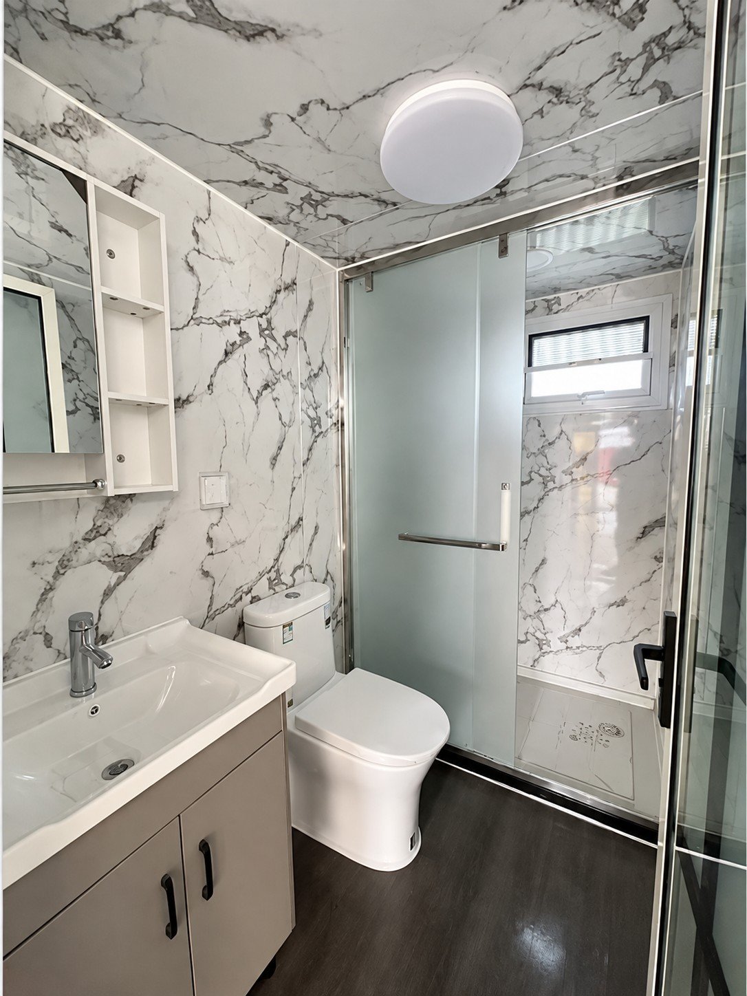 Segundo ejemplo de baño del proveedor. Cabina, revestimiento y accesorios hay que contrastarlos con el presupuesto.
