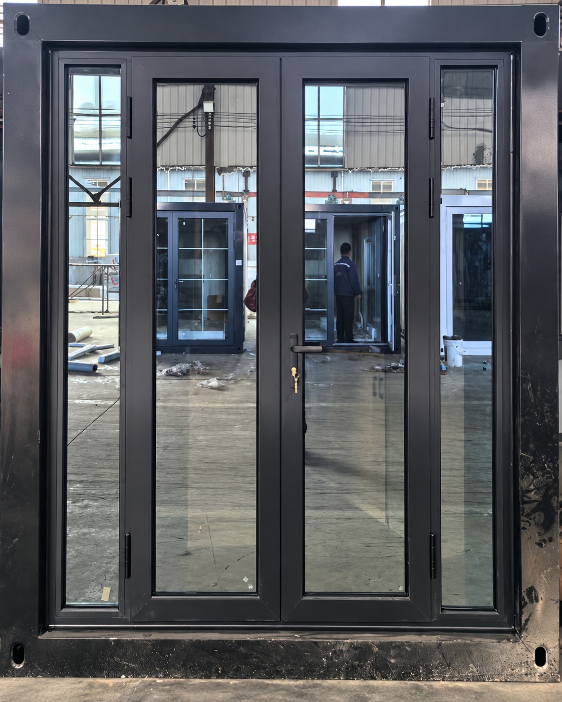 Ejemplo de puerta acristalada del proveedor. La fotografía no acredita vidrio, cierre ni aislamiento.