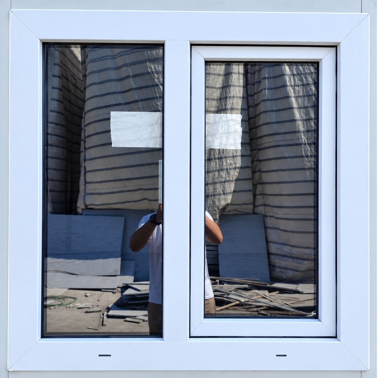 Ejemplo de ventana de PVC del proveedor. La fotografía no acredita vidrio, cierre ni aislamiento.